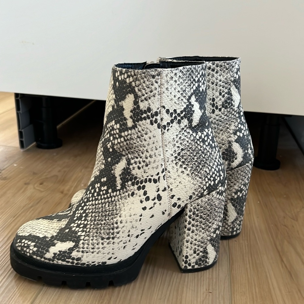I am selling size 6 Steve Madden snake skin boots